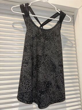 Under Armour Black and White Flowy Mesh Strap Tank | Size L